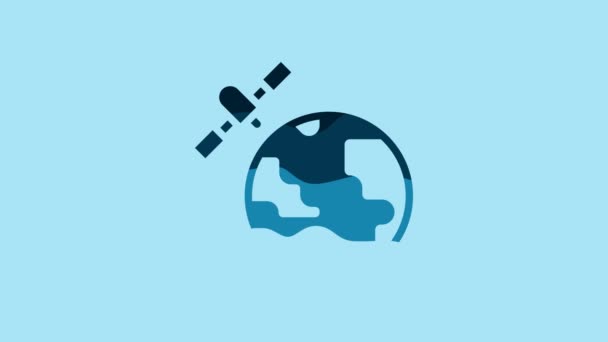 青い背景に隔離された宇宙アイコンに地球を周回する青い人工衛星 ナビゲーションの概念 4Kビデオモーショングラフィックアニメーション — ストック動画