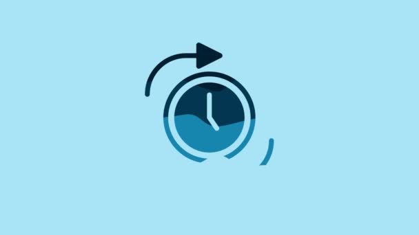 青の背景に矢印アイコンが隔離された青の時計 時間の象徴だ 時計回りの回転アイコンの矢印と時間 4Kビデオモーショングラフィックアニメーション — ストック動画