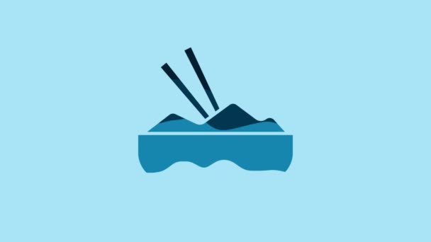 青い背景に独立した箸のアイコンを持つボウルにブルーライス 伝統的なアジア料理 4Kビデオモーショングラフィックアニメーション — ストック動画