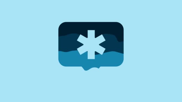 青の背景に隔離された十字病院のアイコンを持つ青の医療地図ポインタ 4Kビデオモーショングラフィックアニメーション — ストック動画