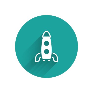 Beyaz Roket gemisi simgesi uzun gölgeli izole edildi. Uzay yolculuğu. Yeşil daire düğmesi. Vektör.