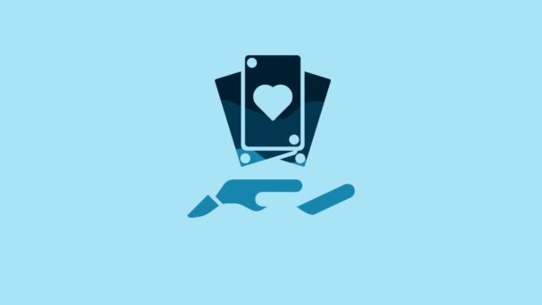 青の背景に隔離されたトランプのアイコンを保持する青の手 カジノゲームのデザイン 4Kビデオモーショングラフィックアニメーション — ストック動画