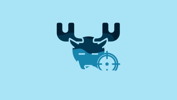 青の背景に隔離された十字アイコンを持つムース上のブルーハント ムースとターゲットと狩猟クラブのロゴ ムースを狙ったライフルレンズ 4Kビデオモーショングラフィックアニメーション — ストック動画