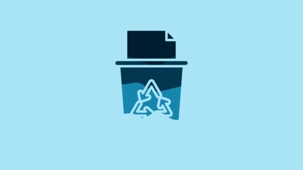 青色の背景に隔離されたリサイクルシンボルアイコンとブルーのごみ箱 ゴミはアイコンになる ゴミのゴミ箱の看板 リサイクルバスケットのサイン 4Kビデオモーショングラフィックアニメーション — ストック動画