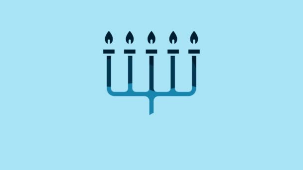 青い背景に隔離された青いハヌカ メノラのアイコン ハヌカの伝統的なシンボル 休日の宗教 光のユダヤ人祭り 4Kビデオモーショングラフィックアニメーション — ストック動画