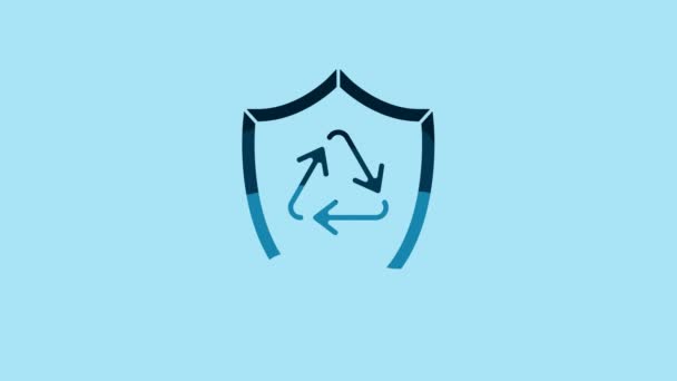 青色の背景に隔離されたシールドアイコン内の青色のリサイクルシンボル 環境保護の標識 4Kビデオモーショングラフィックアニメーション — ストック動画