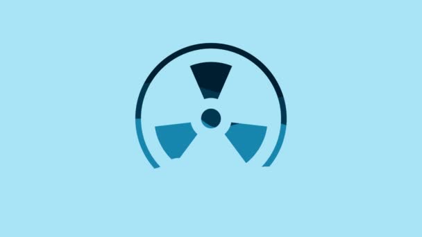 青の背景に隔離された青の放射性アイコン 放射性毒性記号 放射線障害の兆候 4Kビデオモーショングラフィックアニメーション — ストック動画