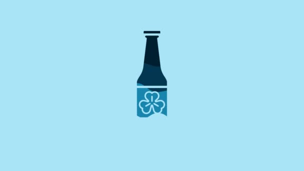 青い背景に4つの葉のクローバーアイコンが分離されたブルービールボトル 幸せな聖パトリックの日 4Kビデオモーショングラフィックアニメーション — ストック動画