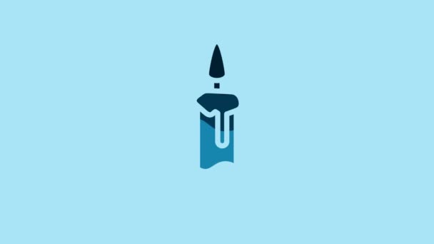青の背景に隔離されたキャンドルスティックアイコンでブルーバーニングキャンドル 円筒形のキャンドルスティック燃焼炎と 4Kビデオモーショングラフィックアニメーション — ストック動画