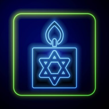 Mavi arka planda izole edilmiş David ikonu yıldızıyla şamdanda parlayan neon yanan mum. Silindirik mum çubuğu ve yanan ateş. Vektör.