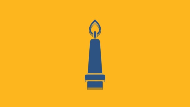 蓝色燃点烛光的烛台图标孤立在橙色背景 老式点燃的蜡烛 圆柱形蜡烛与燃烧的火焰粘在一起 4K视频运动图形动画 — 图库视频影像