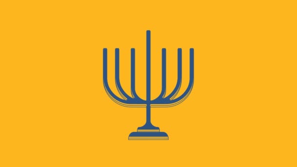 オレンジ色の背景に隔離された青いハヌカ メノラのアイコン ハヌカの伝統的なシンボル 休日の宗教 光のユダヤ人祭り 4Kビデオモーショングラフィックアニメーション — ストック動画