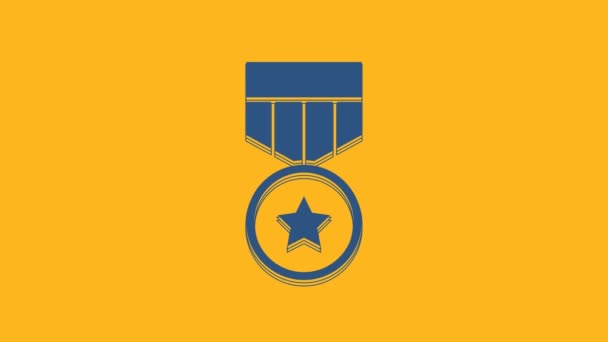オレンジ色の背景に隔離されたブルーミリタリー報酬メダルアイコン 軍のサインだ 4Kビデオモーショングラフィックアニメーション — ストック動画