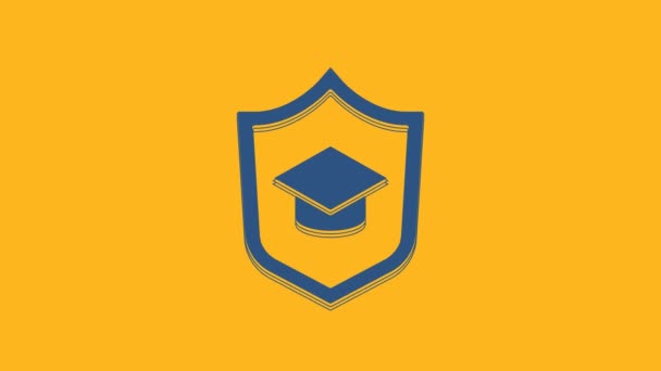 Gorra Graduación Azul Con Icono Escudo Aislado Sobre Fondo Naranja — Vídeo de stock