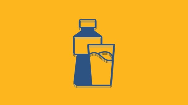 Голубая Бочка Воды Стеклянным Значком Выделенным Оранжевом Фоне Знак Напитка — стоковое видео
