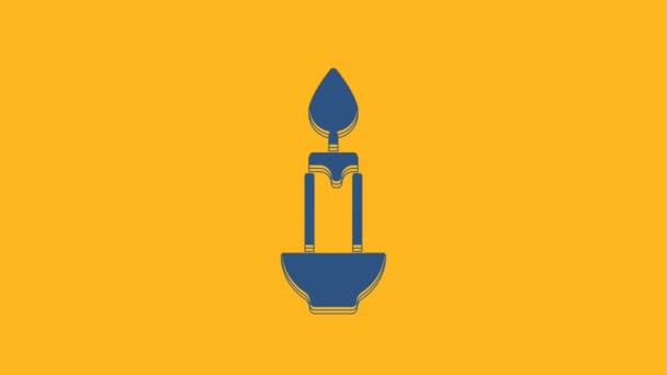 蓝色燃烧的蜡烛图标孤立在橙色背景 圆柱形蜡烛与燃烧的火焰粘在一起 4K视频运动图形动画 — 图库视频影像