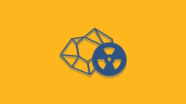 オレンジ色の背景に隔離された青の放射性アイコン 放射性毒性記号 放射線障害の兆候 4Kビデオモーショングラフィックアニメーション — ストック動画