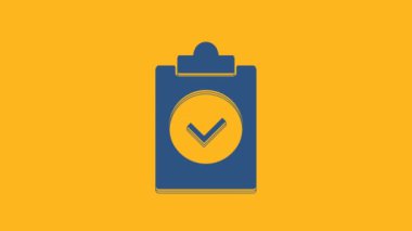 Mavi Tamamlanmış görev simgesi turuncu arkaplanda izole edildi. Uyum teftişi onaylandı. Kontrol listesi işareti. Onaylanmış belge sembolü. 4K Video hareketli grafik canlandırması.