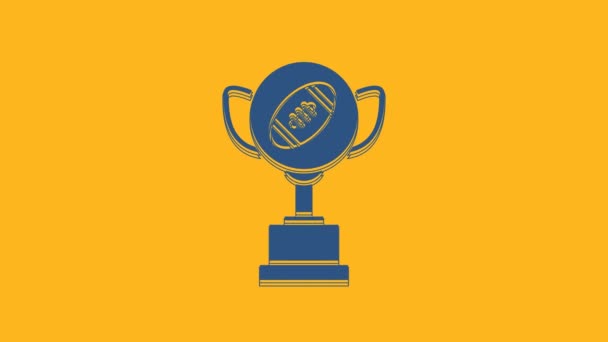 蓝色奖杯和美国足球图标孤立在橙色背景 冠军奖杯的象征 锦标赛或竞赛奖杯 4K视频运动图形动画 — 图库视频影像