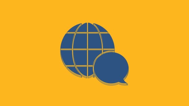 Голубая Карта Мира Составленная Значка Пузыря Речи Выделенного Оранжевом Фоне — стоковое видео
