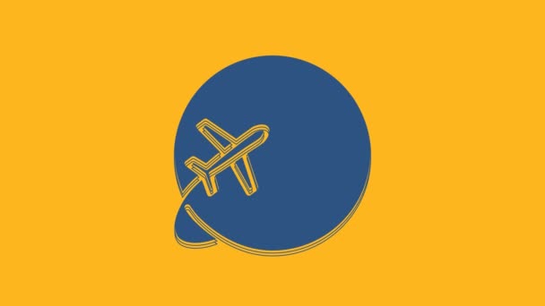 オレンジ色の背景に飛行機のアイコンが隔離されたブルーグローブ 飛行機は地球を飛び回る 航空機世界のアイコン 4Kビデオモーショングラフィックアニメーション — ストック動画