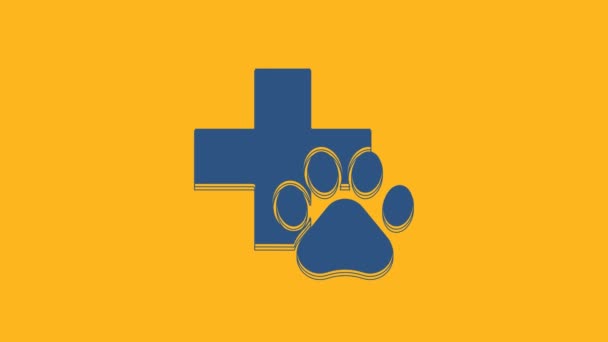 オレンジ色の背景に隔離された青い獣医師クリニックのシンボルアイコン 病院のサインだ 様式化された足の印刷犬または猫 ペットの応急処置サイン 4Kビデオモーショングラフィックアニメーション — ストック動画