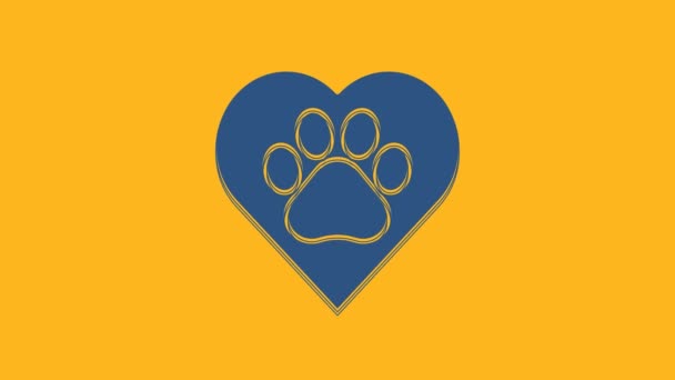 Corazón Azul Con Icono Huella Animal Aislado Sobre Fondo Naranja — Vídeo de stock