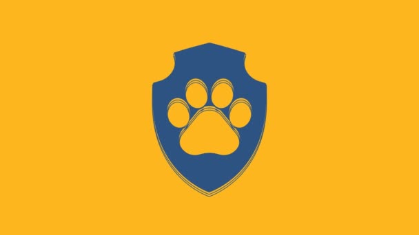 オレンジ色の背景に隔離された青い動物健康保険アイコン ペット保護アイコン 犬や猫の足のプリント 4Kビデオモーショングラフィックアニメーション — ストック動画