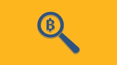 Turuncu arka planda Bitcoin simgesi olan mavi büyüteç. Madeni para. Engelleme zinciri tabanlı şifreli para birimi. 4K Video hareketli grafik canlandırması.