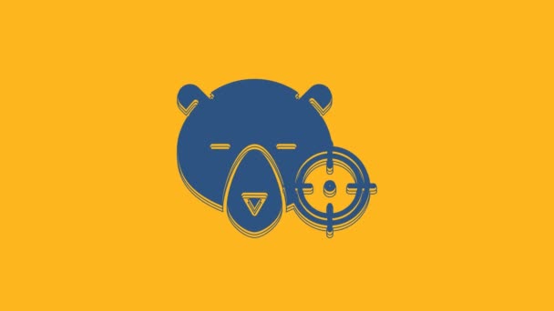 オレンジ色の背景に隔離された十字アイコンを持つクマのブルーハント クマとターゲットと狩猟クラブのロゴ クマを狙うライフルレンズ 4Kビデオモーショングラフィックアニメーション — ストック動画