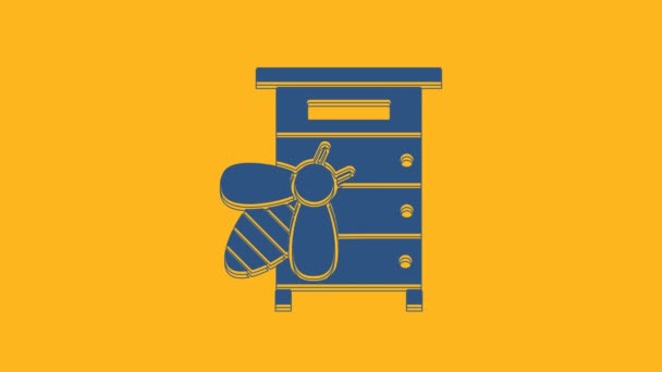 蓝色蜂窝的蜜蜂图标孤立在橙色背景 蜂窝的象征 苹果和养蜂 甜甜的天然食物4K视频运动图形动画 — 图库视频影像