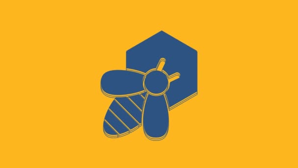 オレンジの背景にブルービーとハニカムアイコンが分離されています ハニー ミツバチや羽のシンボルを持つ猿 空飛ぶ虫 甘い自然食品 4Kビデオモーショングラフィックアニメーション — ストック動画