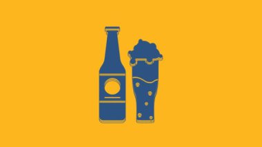 Mavi bira şişesi ve turuncu arka planda izole edilmiş cam ikon. Alkol içeceği sembolü. 4K Video hareketli grafik canlandırması.