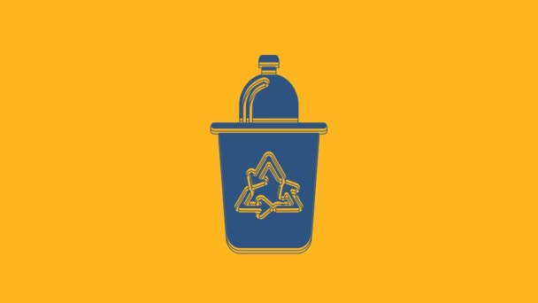 オレンジの背景に隔離されたリサイクルシンボルアイコンとブルーのごみ箱 ゴミはアイコンになる ゴミのゴミ箱の看板 リサイクルバスケットのサイン 4Kビデオモーショングラフィックアニメーション — ストック動画