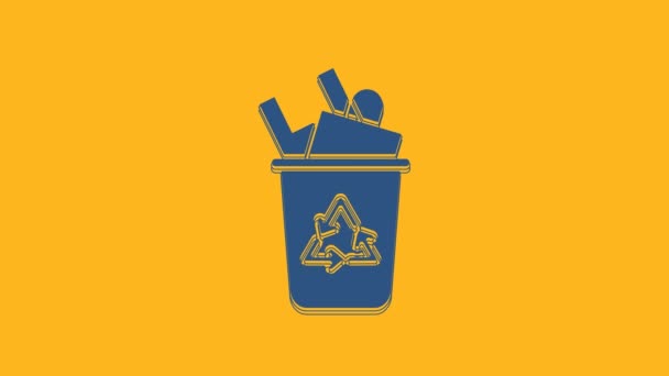 Blauer Papierkorb Mit Recycling Symbol Auf Orangefarbenem Hintergrund Mülleimer Symbol — Stockvideo