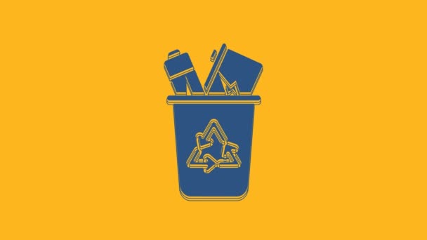 Niebieski Kosz Śmieci Ikoną Symbolu Recyklingu Izolowaną Pomarańczowym Tle Ikona — Wideo stockowe