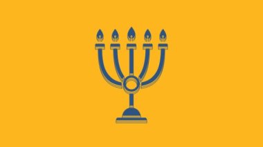 Mavi Hanuka menorah simgesi turuncu arka planda izole edilmiş. Geleneksel Hanuka sembolü. Tatil dini, Yahudi Işık Festivali. 4K Video hareketli grafik canlandırması.