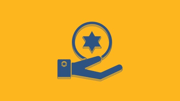 オレンジ色の背景に隔離された手のアイコン上に青いユダヤのコイン 通貨記号 4Kビデオモーショングラフィックアニメーション — ストック動画