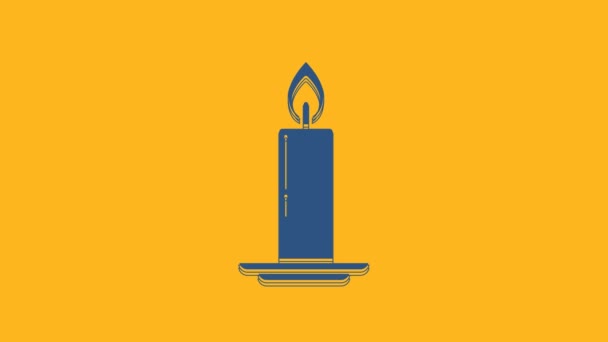 蓝色燃点烛光的烛台图标孤立在橙色背景 老式点燃的蜡烛 圆柱形蜡烛与燃烧的火焰粘在一起 4K视频运动图形动画 — 图库视频影像