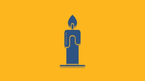 蓝色燃烧的蜡烛图标孤立在橙色背景 圆柱形芳香的蜡烛和燃烧的火焰粘在一起 万圣节快乐派对4K视频运动图形动画 — 图库视频影像