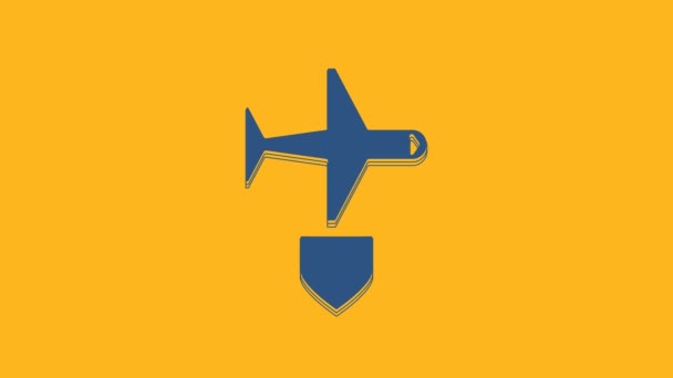 Blue Plane Com Ícone Escudo Isolado Fundo Laranja Avião Voador — Vídeo de Stock