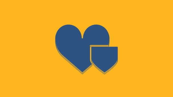 オレンジ色の背景にシールドアイコンを持つブルーハート 愛のシンボル 保険の概念 セキュリティ 安全性 保護の概念 4Kビデオモーショングラフィックアニメーション — ストック動画