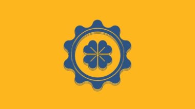 Turuncu arka planda dört yapraklı yonca simgesi olan mavi şişe kapağı. Aziz Patrick gününüz kutlu olsun. 4K Video hareketli grafik canlandırması.