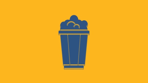 Синий Попкорн Картонной Коробке Выделенный Оранжевом Фоне Коробка Попкорном Видеографическая — стоковое видео