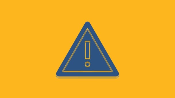 オレンジ色の背景に隔離された三角形のアイコンの青い感嘆符 危険警報標識 危険警報の重要な兆候 4Kビデオモーショングラフィックアニメーション — ストック動画