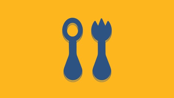 蓝色婴儿塑料餐具与叉子和勺子图标隔离在橙色背景 给孩子的餐具孩子们吃的东西 4K视频运动图形动画 — 图库视频影像