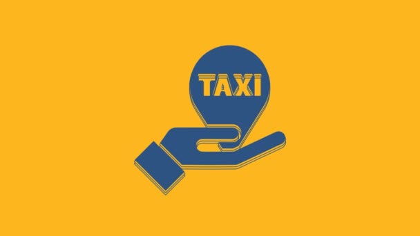 地図上の青い手オレンジの背景に隔離されたタクシーアイコンを持つポインタ 場所のシンボル 4Kビデオモーショングラフィックアニメーション — ストック動画