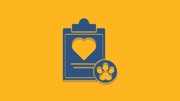 Blaue Zwischenablage Mit Klinischen Krankenakten Haustier Symbol Isoliert Auf Orangefarbenem — Stockvideo