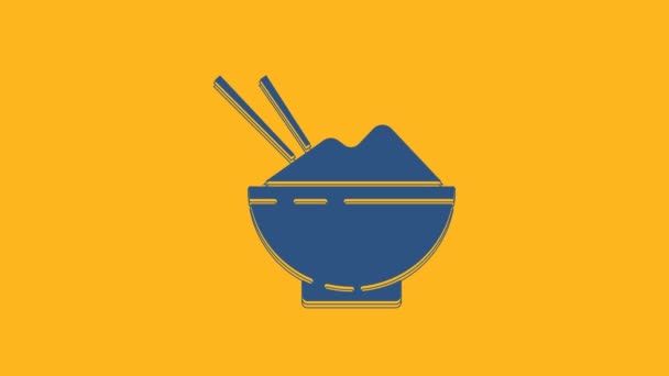 オレンジの背景に孤立した箸のアイコンを持つボウルにブルーライス 伝統的なアジア料理 4Kビデオモーショングラフィックアニメーション — ストック動画