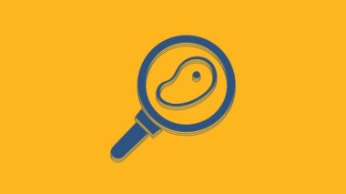 Turuncu arka planda izole edilmiş tavada mavi biftek. 4K Video hareketli grafik canlandırması.